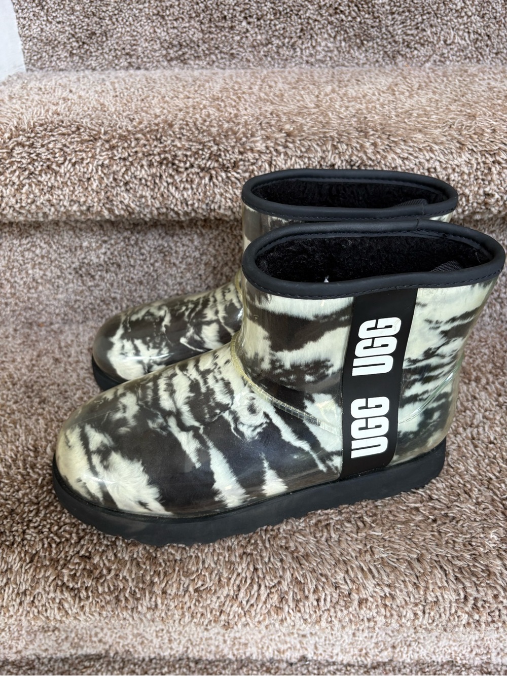 UGG Women’s Black and Cream Tie-Dye Short Boots with Pull on Strap